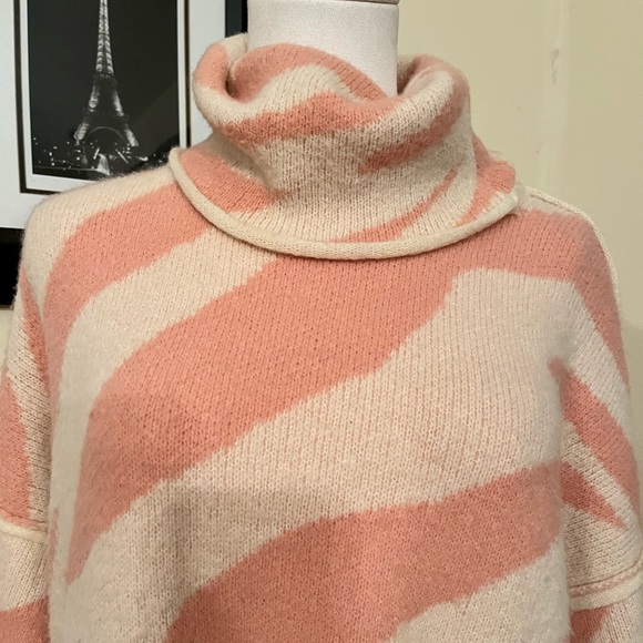 POL Zebra Print Cozy Turtleneck - Picture 5 of 6